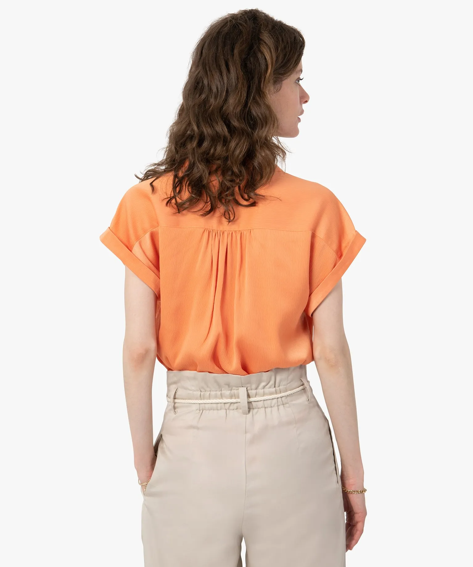 Chemise femme à manches courtes en matière satinée orange