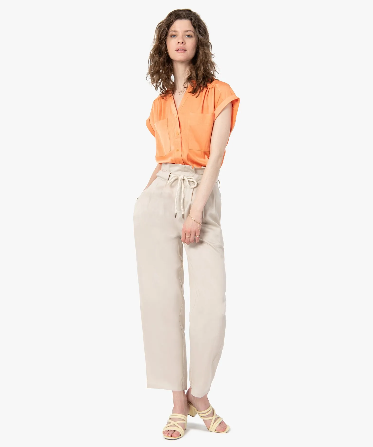 Chemise femme à manches courtes en matière satinée orange