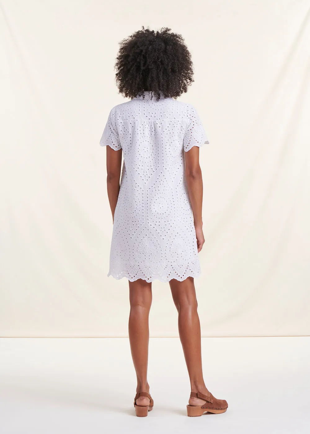 Robe courte blanche en broderie anglaise