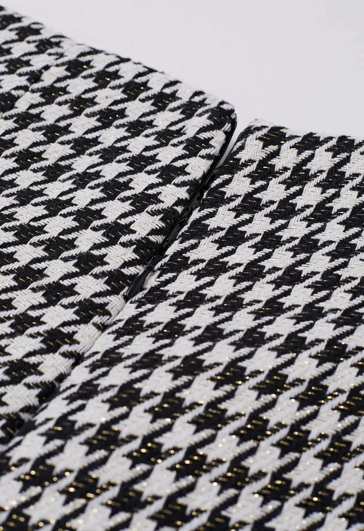 Short pied-de-poule métallisé avec boutons dorés en noir